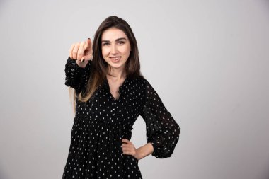 Gri arka planda kameraya bakan kadın portresi. Yüksek kalite fotoğraf