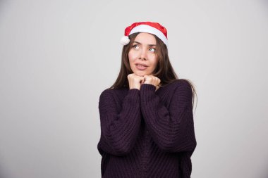 Noel Baba şapkalı esmer kadın hediyesini düşlüyor. Yüksek kalite fotoğraf