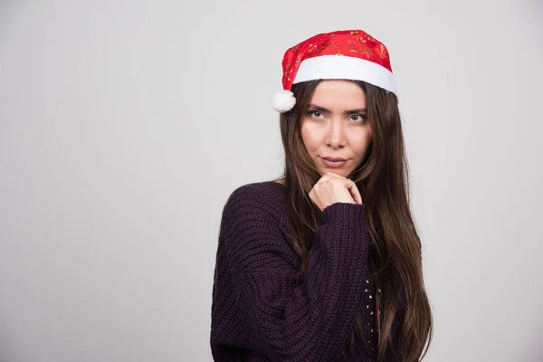 Jeune Belle Femme Chapeau Père Noël Regardant Son Côté Photo — Photo