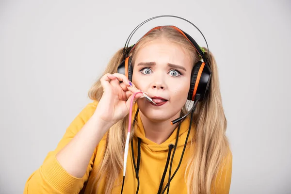 Donna Bionda Con Cuffie Che Guarda Telecamera Foto Alta Qualità — Foto Stock