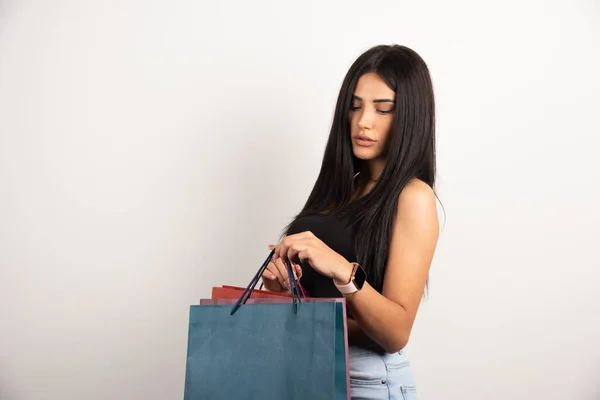 Mulher Bonita Top Preto Olhando Para Sacos Compras Foto Alta — Fotografia de Stock