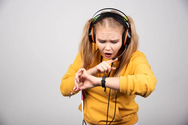 Mulher Bonita Fones Ouvido Olhando Para Seu Relógio Foto Alta — Fotografia de Stock