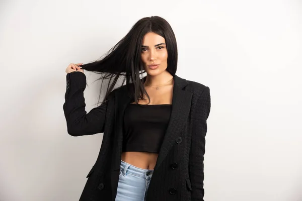 Bruna Donna Crop Top Nero Giocare Con Capelli Foto Alta — Foto Stock