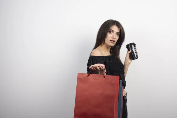 Brunette Vrouw Met Boodschappentassen Koffiebeker Hoge Kwaliteit Foto — Stockfoto