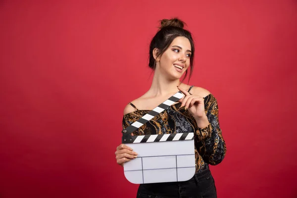 Menina Morena Segurando Uma Placa Palmas Branco Para Produção Filmes — Fotografia de Stock