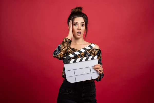 Menina Morena Segurando Uma Placa Palmas Branco Para Produção Filmes — Fotografia de Stock