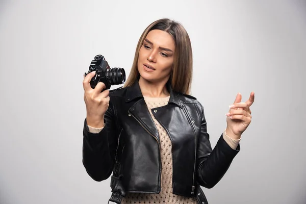 Szőke Lány Fekete Bőrdzsekiben Megnézi Fotós Sztoriját Dslr Ben Elégedetlennek — Stock Fotó