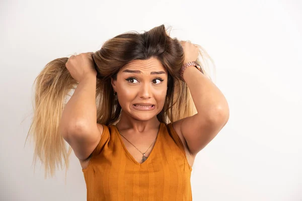 Giovane Donna Che Tocca Capelli Posa Sfondo Bianco Foto Alta — Foto Stock