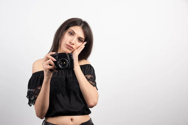 Młoda Kobieta Pozująca Kamerą Białym Tle Wysokiej Jakości Zdjęcie — Zdjęcie stockowe