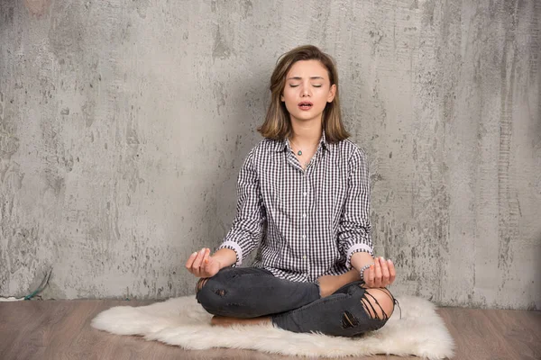 Mujer Atractiva Joven Sentada Loto Posan Sesión Meditación Con Los — Foto de Stock