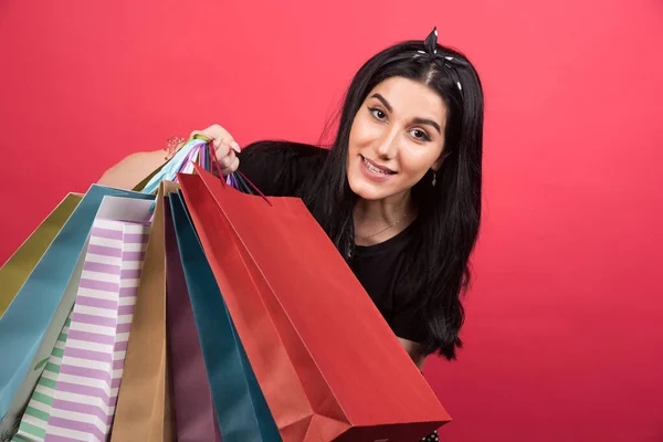 Mulher Feliz Segurando Muitos Sacos Fundo Vermelho — Fotografia de Stock