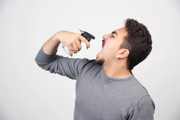 Jovem Modelo Segurando Garrafa Spray Plástico Foto Alta Qualidade — Fotografia de Stock