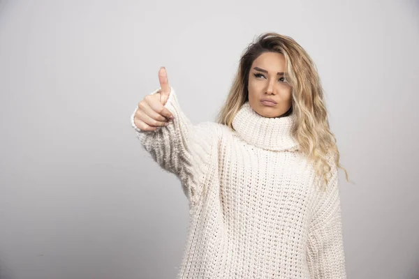 冬のセーターの美しい女性は親指を放棄する 高品質の写真 — ストック写真