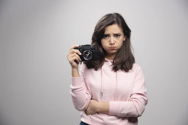 カメラを感じて悲しい若い女性 高品質の写真 — ストック写真