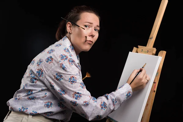 Kadın Ressam Siyah Arka Planda Kalemle Tuval Üzerine Resim Çizer — Stok fotoğraf
