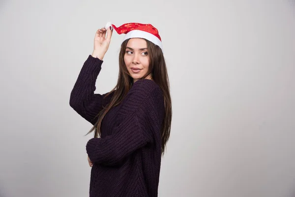 Ung Kvinna Santa Hatt Stående Grå Bakgrund Högkvalitativt Foto — Stockfoto