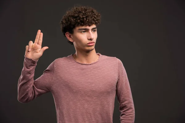 Modelo Jovem Com Cabelos Encaracolados Fazendo Sinal Arma Foto Alta — Fotografia de Stock