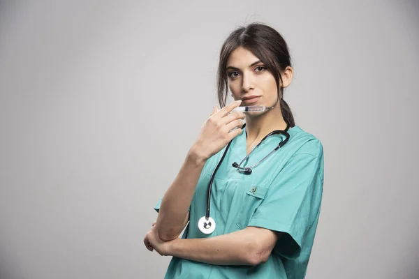 Doctora Posando Con Jeringa Sobre Fondo Gris Foto Alta Calidad — Foto de Stock