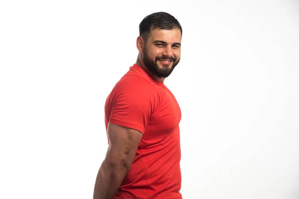 Uomo Sportivo Camicia Rossa Che Mostra Muscoli Del Braccio Sorride — Foto Stock