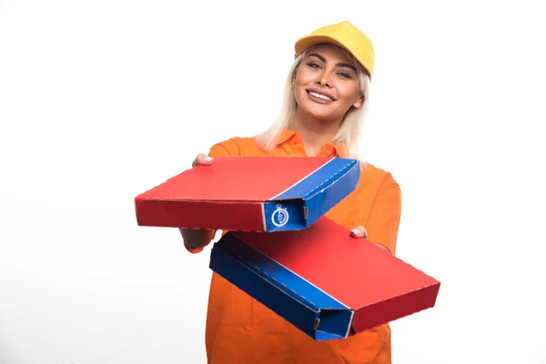 Pizzafutár Kezében Pizza Fehér Háttérrel Miközben Keresi Őket Kiváló Minőségű — Stock Fotó