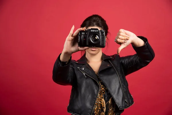 Menő Lány Fekete Bőrdzsekiben Fogja Professzionális Fényképezőgépét Elégedetlennek Tűnik Fotótörténete — Stock Fotó