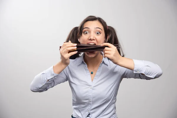 Mulher Faminta Artista Comer Pincéis Sobre Fundo Ilustração Alta Qualidade — Fotografia de Stock