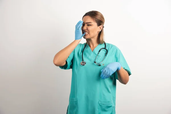 Jonge Vrouwelijke Verpleegster Die Poseert Gekleed Medische Jurk Hoge Kwaliteit — Stockfoto