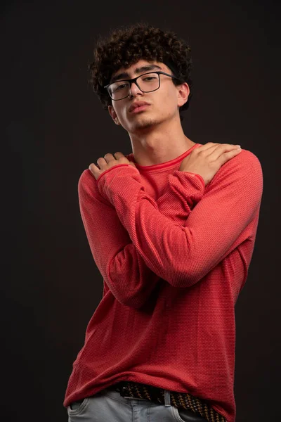 Modelo Joven Camisa Roja Con Anteojos Cruzando Los Brazos Foto —  Fotos de Stock