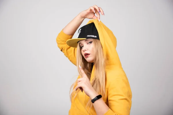 Portret Van Een Aantrekkelijke Vrouw Hoodie Poserend Met Een Stijlvolle — Stockfoto