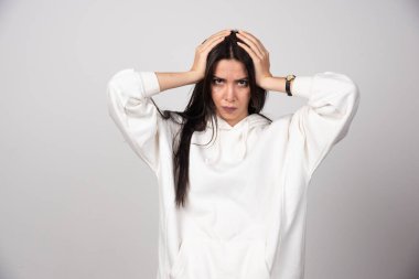 Genç, güzel, esmer, sıradan kapüşonlu bir kadın, el ele tutuşuyor. Yüksek kalite fotoğraf