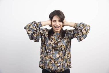 Esmer kadın beyaz arka planda mutlu hissediyor. Yüksek kalite fotoğraf