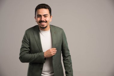 Gri ceketli ve gülümseyen bir iş adamı. Yüksek kalite fotoğraf