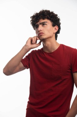 Kıvırcık saçlı genç bir çocuk. Yüksek kalite fotoğraf