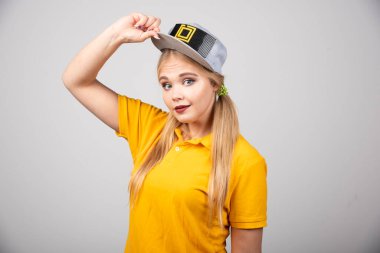 Gri şapkalı güzel bir kadının portresi. Yüksek kalite fotoğraf