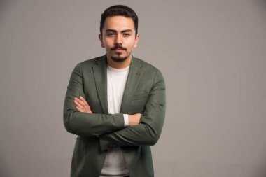 Profesyonel kılığına girmiş bir iş adamı. Yüksek kalite fotoğraf