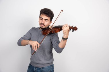Müzisyen kemanında romantik bir klasik parça çalar. Yüksek kalite fotoğraf