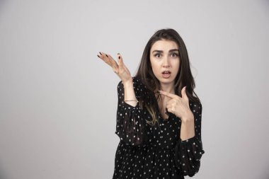 Bir ilan vermek için avuç içinde hayali fotokopi makinesi tutan genç bir kadın. Yüksek kalite fotoğraf