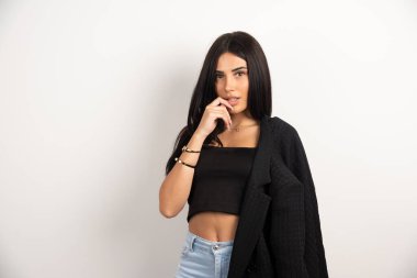 Beyaz arka planda poz veren zarif bir kadın. Yüksek kalite fotoğraf