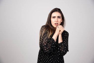 Genç ve güzel bir kadın şok olur ve korkar. Yüksek kalite fotoğraf