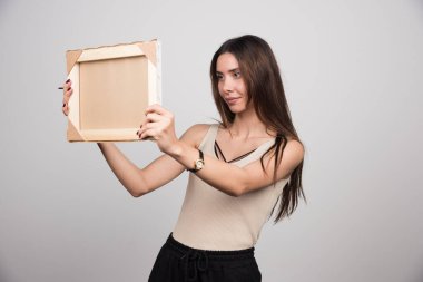 Genç ressam tuval üzerinde çalışmalarını izliyor. Yüksek kalite fotoğraf