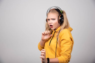 Kulaklıklı sarışın kadın kavga etmeye çalışıyor. Yüksek kalite fotoğraf