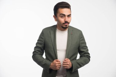 Kıyafet yönetmeliği olan bir işadamı şüpheli görünür. Yüksek kalite fotoğraf