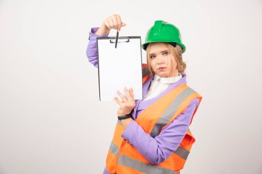 Beyaz arka planda pano gösteren bir kadın müteahhit. Yüksek kalite fotoğraf