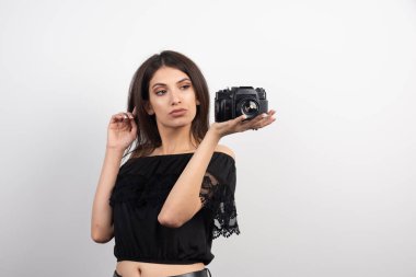 Beyaz arka planda kameraya bakan güzel bir kadın. Yüksek kalite fotoğraf