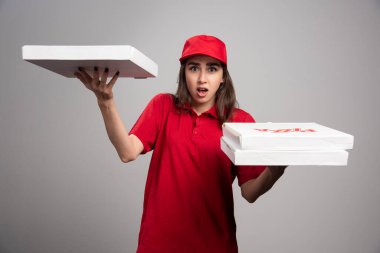 Pizza siparişleriyle poz veren teslimatçı kadın. Yüksek kalite fotoğraf