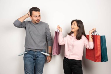 Beyaz arka planda mutlu kadın ve bitkin erkek arkadaş. Yüksek kalite fotoğraf