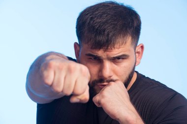 Siyah gömlekli sporcu boks numaraları gösteriyor. Yüksek kalite fotoğraf