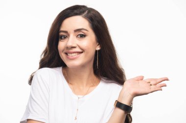 Beyaz gömlekli çekici bir kadın beyaz arka planda poz veriyor. Yüksek kalite fotoğraf