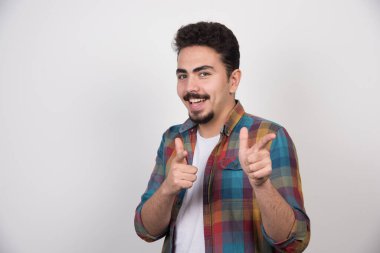 Gülümseyen mutlu adam el hareketi yapıyor. Yüksek kalite fotoğraf