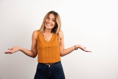 Beyaz arka planda poz veren pozitif bir kadın. Yüksek kalite fotoğraf